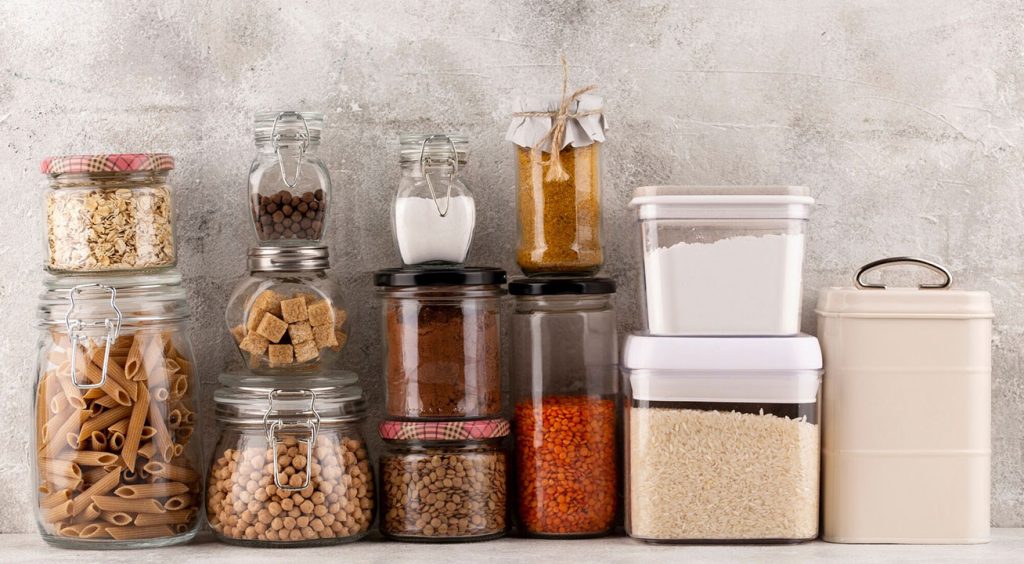 استفاده از بانکه و ظروف دربدار برای جلوگیری از آفت ‌زدگی در کابینت ادویه و حبوبات