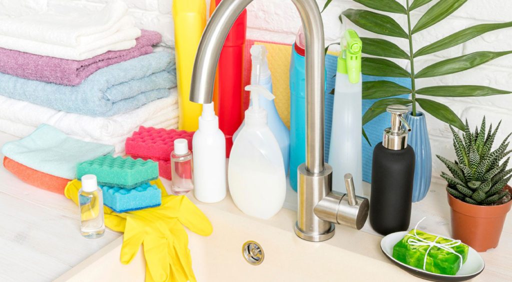 معرفی لیست کامل وسایل ضروری و مورد نیاز آشپزخانه در 1404 16 معرفی وسایل آشپزخانه برای نظافت