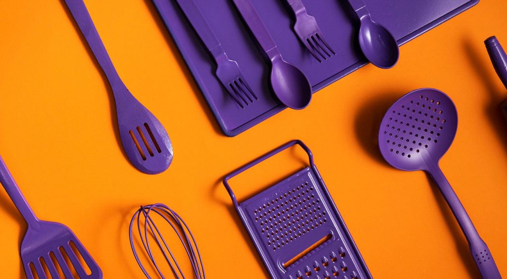 معرفی لیست کامل وسایل ضروری و مورد نیاز آشپزخانه در 1404 20 لیست وسایل غیر برقی آشپزخانه و سایر خرده ریزها