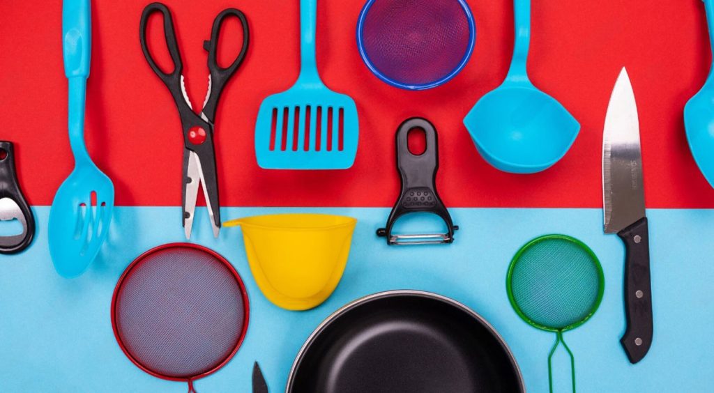 معرفی لیست کامل وسایل ضروری و مورد نیاز آشپزخانه در 1404 12 لیست کاربردی ترین وسایل آشپزخانه (لیست وسایل مورد نیاز آشپزخانه)
