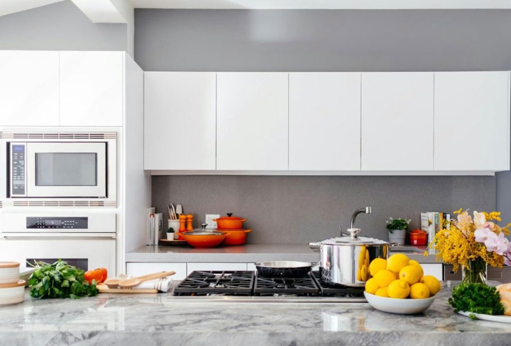 معرفی لیست کامل وسایل ضروری و مورد نیاز آشپزخانه در 1404 17 وسایل مورد نیاز برای کابینت آشپزخانه