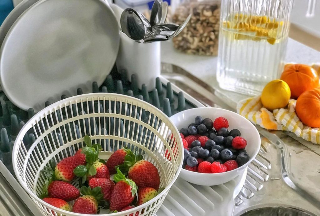 معرفی لیست کامل وسایل ضروری و مورد نیاز آشپزخانه در 1404 19 معرفی لیست وسایل پلاستیکی آشپزخانه