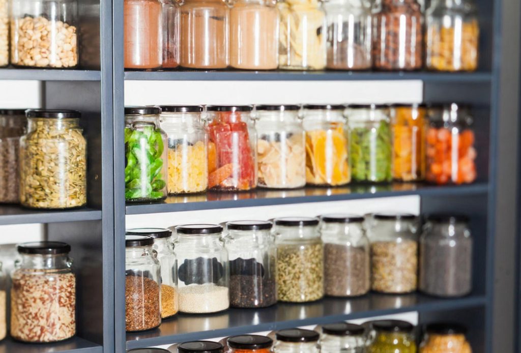 چیدمان حبوبات در کابینت