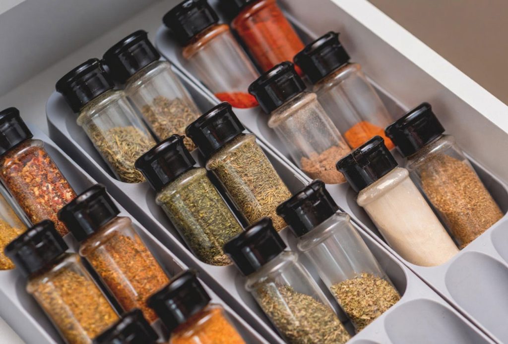 ایده های جذاب برای چیدمان ادویه ‌جات در کابینت‌های کوچک